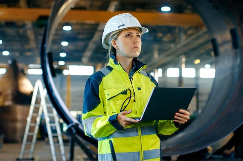 Mujer egresada de una ingeniería en línea trabajando en obra